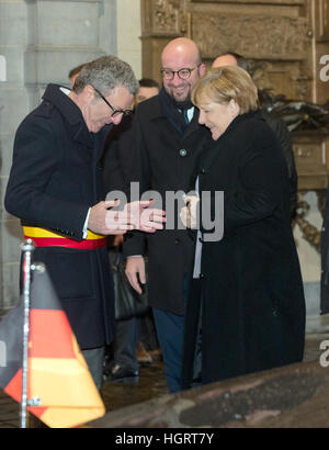 Bruxelles, Belgio. Xii gen, 2017. Il cancelliere tedesco Angela Merkel (CDU) con il Primo ministro belga Charles Michel (C) e il Sindaco di Bruxelles Yvan Mayeur (L) di fronte al Grand Palace di Bruxelles, Belgio, 12 gennaio 2017. Foto: Thierry Monasse/dpa/Alamy Live News Foto Stock