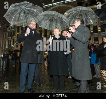 Bruxelles, Belgio. Xii gen, 2017. Il cancelliere tedesco Angela Merkel (CDU) con il Primo ministro belga Charles Michel (L) e il Sindaco di Bruxelles Yvan Mayeur (R) di fronte al Grand Palace di Bruxelles, Belgio, 12 gennaio 2017. Foto: Thierry Monasse/dpa/Alamy Live News Foto Stock