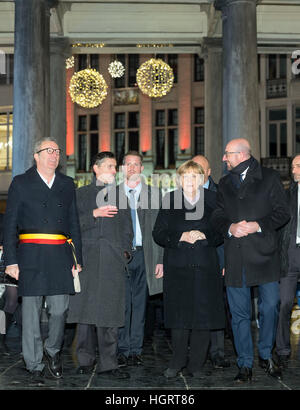 Bruxelles, Belgio. Xii gen, 2017. Il cancelliere tedesco Angela Merkel (CDU) con il Primo ministro belga Charles Michel (R) e il Sindaco di Bruxelles Yvan Mayeur (L) di fronte al Grand Palace di Bruxelles, Belgio, 12 gennaio 2017. Foto: Thierry Monasse/dpa/Alamy Live News Foto Stock