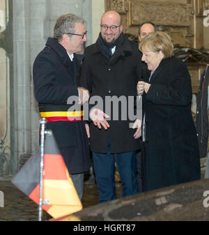 Bruxelles, Belgio. Xii gen, 2017. Il cancelliere tedesco Angela Merkel (CDU) con il Primo ministro belga Charles Michel (C) e il Sindaco di Bruxelles Yvan Mayeur (L) di fronte al Grand Palace di Bruxelles, Belgio, 12 gennaio 2017. Foto: Thierry Monasse/dpa/Alamy Live News Foto Stock