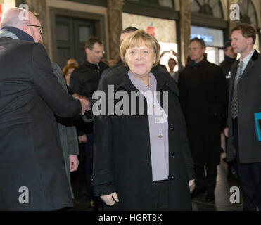 Bruxelles, Belgio. Xii gen, 2017. Il cancelliere tedesco Angela Merkel (CDU) con il Primo ministro belga Charles Michel (L) nella Taverne du passaggio a Bruxelles, Belgio, 12 gennaio 2017. Foto: Thierry Monasse/dpa/Alamy Live News Foto Stock