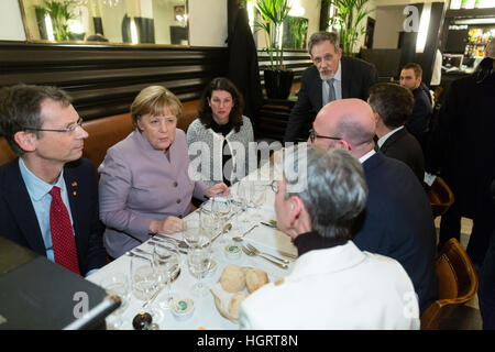 Bruxelles, Belgio. Xii gen, 2017. Il cancelliere tedesco Angela Merkel (CDU) con il Primo ministro belga Charles Michel (R) nella Taverne du passaggio a Bruxelles, Belgio, 12 gennaio 2017. Foto: Thierry Monasse/dpa/Alamy Live News Foto Stock