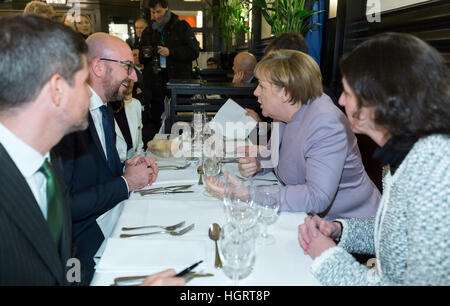 Bruxelles, Belgio. Xii gen, 2017. Il cancelliere tedesco Angela Merkel (CDU) con il Primo ministro belga Charles Michel (R) nella Taverne du passaggio a Bruxelles, Belgio, 12 gennaio 2017. Foto: Thierry Monasse/dpa/Alamy Live News Foto Stock