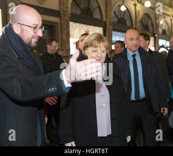 Bruxelles, Belgio. Xii gen, 2017. Il cancelliere tedesco Angela Merkel (CDU) con il Primo ministro belga Charles Michel (L) nella Taverne du passaggio a Bruxelles, Belgio, 12 gennaio 2017. Foto: Thierry Monasse/dpa/Alamy Live News Foto Stock