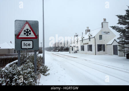 Mey, Caithness in Scozia, 12 gen 2017. Neve pesante docce fuse per dare una copertura di neve sulla A836 road, la strada principale tra Thurso e John O'semole. Al di fuori del Castle Arms Hotel nel villaggio di Mey, Caithness in Scozia, Regno Unito Foto Stock