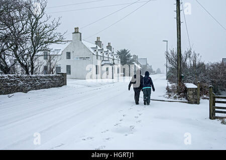 Mey, Caithness in Scozia, 12 gen 2017. Neve pesante docce fuse per dare una copertura di neve sulla A836 road, la strada principale tra Thurso e John O'semole. Al di fuori del Castle Arms Hotel nel villaggio di Mey, Caithness in Scozia, Regno Unito Foto Stock