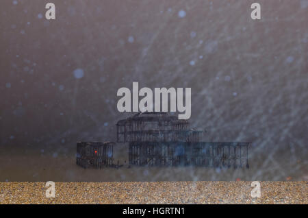 Brighton, East Sussex. Il 12 gennaio 2017. Neve pesante docce e nevischio raggiungere Gran Bretagna south coast, visto qui a Brighton West abbandonati Pier. Molto del Regno Unito è sotto la neve come un risultato di un "polari airmass marittima", e l'Agenzia per l'ambiente sta preparando per grandi onde e possibile allagamento delle regioni costiere da Norfolk a Essex. Credito: Francesca Moore/Alamy Live News Foto Stock