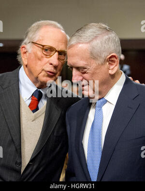 Washington, Stati Uniti d'America. Xii gen, 2017. Ex Stati Uniti il senatore Sam Nunn (Democratico della Georgia), a sinistra e a US Marine Corps Generale James N. Mattis (pensionati), destra, condividere un pensiero prima di noi Comitato del Senato sulle forze armate audizione di conferma su Mattis' nomina a essere il Segretario alla difesa degli Stati Uniti sul Campidoglio di Washington, DC. Dunn, che ha servito come Presidente del Senato degli Stati Uniti Comitato delle Forze Armate dal 1987 fino al 1995 è stata introdotta e approvata Mattis. Credito: Ron Sachs/CNP Foto: Ron Sachs/consolidato/dpa/Alamy Live News Foto Stock