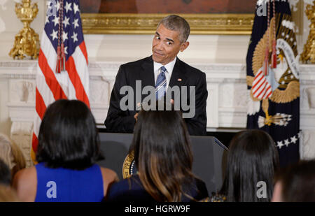 Washington DC, Stati Uniti d'America. Xii gen, 2017. Il Presidente degli Stati Uniti Barack Obama guarda a sua moglie Michelle e le sue figlie Malia e Sasha durante un evento nello stato in sala da pranzo della Casa Bianca di Washington, DC. Credito: Olivier Douliery/Piscina via CNP /MediaPunch Credito: MediaPunch Inc/Alamy Live News Foto Stock