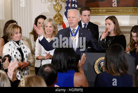 Washington DC, Stati Uniti d'America. Xii gen, 2017. Il Vicepresidente degli Stati Uniti Biden gesti dopo aver ricevuto la medaglia di libertà dal presidente degli Stati Uniti Barack Obama durante un evento nello stato in sala da pranzo della Casa Bianca di Washington, DC. Credito: Olivier Douliery/Piscina via CNP /MediaPunch Credito: MediaPunch Inc/Alamy Live News Foto Stock