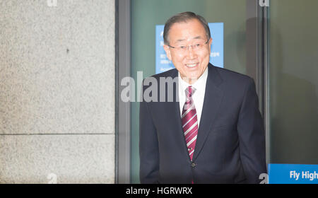 Incheon, Corea del Sud. Xii gen, 2017. Ex U.N. Il Segretario Generale Ban Ki-moon arriva in aeroporto di Incheon, Corea del Sud. Credito: Aflo Co. Ltd./Alamy Live News Foto Stock