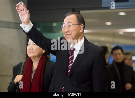 Incheon, Corea del Sud. Xii gen, 2017. Ex U.N. Il Segretario Generale Ban Ki-moon arriva in aeroporto di Incheon, Corea del Sud. Credito: Aflo Co. Ltd./Alamy Live News Foto Stock