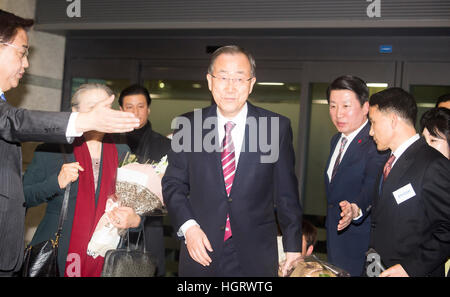 Incheon, Corea del Sud. Xii gen, 2017. Ex U.N. Il Segretario Generale Ban Ki-moon arriva in aeroporto di Incheon, Corea del Sud. Credito: Aflo Co. Ltd./Alamy Live News Foto Stock