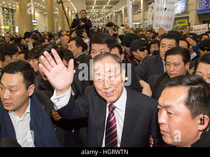 Incheon, Corea del Sud. Xii gen, 2017. Ex U.N. Il Segretario Generale Ban Ki-moon arriva in aeroporto di Incheon, Corea del Sud. Credito: Aflo Co. Ltd./Alamy Live News Foto Stock