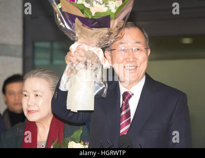 Incheon, Corea del Sud. Xii gen, 2017. Ex U.N. Il Segretario Generale Ban Ki-moon arriva in aeroporto di Incheon, Corea del Sud. Credito: Aflo Co. Ltd./Alamy Live News Foto Stock