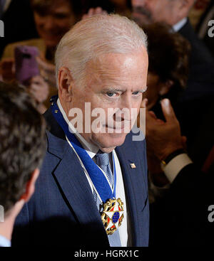 Washington DC, Stati Uniti d'America. Xii gen, 2017. Il Vicepresidente degli Stati Uniti Joe Biden esce dallo stato sala da pranzo della Casa Bianca dopo che egli ha ricevuto dal presidente Obama la medaglia di libertà in Washington, DC. Credito: Olivier Douliery/Piscina via CNP /MediaPunch/Alamy Live News Foto Stock