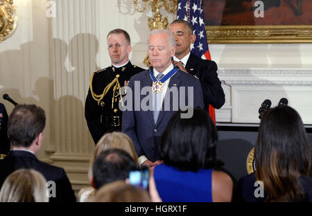 Washington DC, Stati Uniti d'America. Xii gen, 2017. Il Presidente degli Stati Uniti Barack Obama presenta la medaglia di libertà per noi Vice presidente Joe Biden durante un evento nello stato in sala da pranzo della Casa Bianca, 12 gennaio 2017 a Washington, DC. Credito: Olivier Douliery/Piscina via CNP /MediaPunch/Alamy Live News Foto Stock