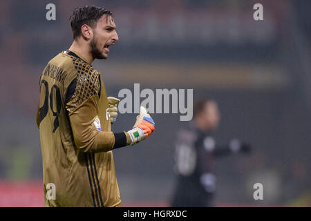 Milano, Italia. 12 gen, 2017. Gianluigi Donnarumma di AC Milano festeggia dopo un salvataggio durante la TIM Cup partita di calcio tra AC Milano e Torino FC. Credito: Nicolò Campo/Alamy Live News Foto Stock