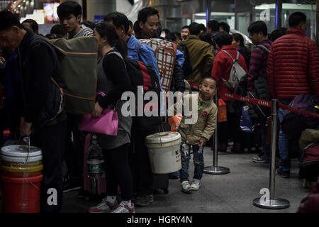 Shenzhen, Cina la provincia di Guangdong. Xii gen, 2017. Coda di passeggeri a un controllo di sicurezza punto in Shenzhen Stazione Ferroviaria di Shenzhen, Cina del sud della provincia di Guangdong, Gennaio 12, 2017. Circa 2,98 miliardi di viaggi sono dovrebbe essere fatto durante la Cina del 2017 Festival di Primavera di viaggio rush tra il 13 gennaio e febbraio 21. La cifra rappresenta un aumento del 2,2 per cento rispetto allo stesso periodo del 2016. Il Festival di Primavera, o il nuovo anno lunare cinese, cade il 28 gennaio di quest'anno. Il festival è la più importante occasione per riunioni di famiglia. © Mao Siqian/Xinhua/Alamy Live News Foto Stock