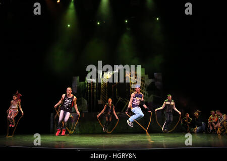 Sydney, Australia. Il 13 gennaio 2017. In esecuzione da 12-22 gennaio, Circus City è una celebrazione dinamica del circus al Riverside Teatri e Prince Alfred Square park a Parramatta per il Festival di Sydney. Nella foto: Australian esclusiva di 'Id' dal Cirque Éloize, Canada, ad alta energia blend di arti di circo e danza urbana con quindici acrobati, aerialists, hip hop e break ballerini. Credito: © Richard Milnes/Alamy Live News Foto Stock