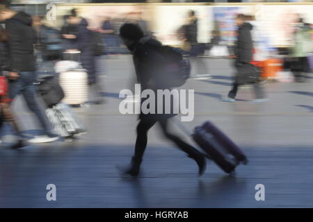 Beijin, Beijin, Cina. Xiii gen, 2017. Pechino, Cina-gennaio 13 2017: (solo uso editoriale. Cina OUT).passeggeri presso la Stazione Ferroviaria di Pechino su gennaio 13th, 2017. Eâ¡Â¯s il primo giorno del Festival di Primavera di trasporto sulla stagione Gennaio 13th. Molte persone hanno iniziato il loro viaggio di ritorno a casa per la prossima festa di primavera. © SIPA Asia/ZUMA filo/Alamy Live News Foto Stock