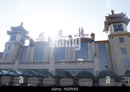 Beijin, Beijin, Cina. Xiii gen, 2017. Pechino, Cina-gennaio 13 2017: (solo uso editoriale. Cina OUT).passeggeri presso la Stazione Ferroviaria di Pechino su gennaio 13th, 2017. Eâ¡Â¯s il primo giorno del Festival di Primavera di trasporto sulla stagione Gennaio 13th. Molte persone hanno iniziato il loro viaggio di ritorno a casa per la prossima festa di primavera. © SIPA Asia/ZUMA filo/Alamy Live News Foto Stock