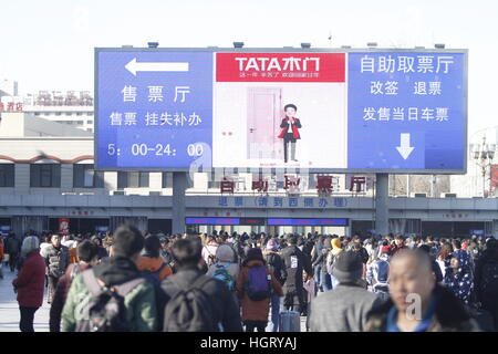 Beijin, Beijin, Cina. Xiii gen, 2017. Pechino, Cina-gennaio 13 2017: (solo uso editoriale. Cina OUT).passeggeri presso la Stazione Ferroviaria di Pechino su gennaio 13th, 2017. Eâ¡Â¯s il primo giorno del Festival di Primavera di trasporto sulla stagione Gennaio 13th. Molte persone hanno iniziato il loro viaggio di ritorno a casa per la prossima festa di primavera. © SIPA Asia/ZUMA filo/Alamy Live News Foto Stock