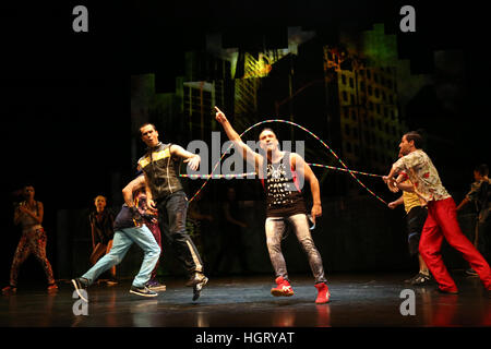 Sydney, Australia. Il 13 gennaio 2017. In esecuzione da 12-22 gennaio, Circus City è una celebrazione dinamica del circus al Riverside Teatri e Prince Alfred Square park a Parramatta per il Festival di Sydney. Nella foto: Australian esclusiva di 'Id' dal Cirque Éloize, Canada, ad alta energia blend di arti di circo e danza urbana con quindici acrobati, aerialists, hip hop e break ballerini. Credito: © Richard Milnes/Alamy Live News Foto Stock