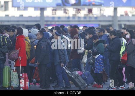 Beijin, Beijin, Cina. Xiii gen, 2017. Pechino, Cina-gennaio 13 2017: (solo uso editoriale. Cina OUT).passeggeri presso la Stazione Ferroviaria di Pechino su gennaio 13th, 2017. Eâ¡Â¯s il primo giorno del Festival di Primavera di trasporto sulla stagione Gennaio 13th. Molte persone hanno iniziato il loro viaggio di ritorno a casa per la prossima festa di primavera. © SIPA Asia/ZUMA filo/Alamy Live News Foto Stock