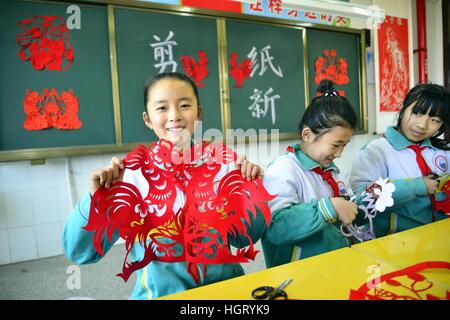 Liaocheng, Liaocheng, Cina. Xiii gen, 2017. Liaocheng, Cina-gennaio 13 2017: (solo uso editoriale. Cina OUT).Gli alunni fanno Anno Nuovo carta a tema-tagli in una scuola primaria nella contea di Chiping, Liaocheng City, est della Cina di Provincia di Shandong, Gennaio 13th, 2017, celebra la prossima festa di primavera. Gli studenti hanno fatto più di 10 per il taglio della carta in tema di lavori sul nuovo anno gallo e. © SIPA Asia/ZUMA filo/Alamy Live News Foto Stock