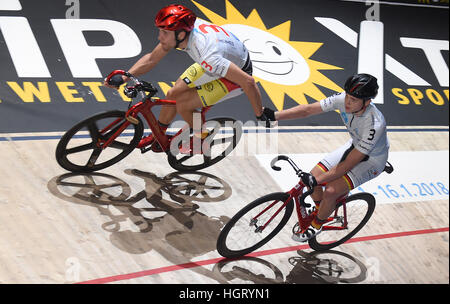 Bremen, Germania. Xii gen, 2017. Il tedesco ciclisti professionisti Nico Hesslich (l) e Achim Burkart in azione durante la 53a sei giorni di Brema via cyling gara presso l'Arena dell OVB in Bremen, Germania, 12 gennaio 2017. Foto: Carmen Jaspersen/dpa/Alamy Live News Foto Stock