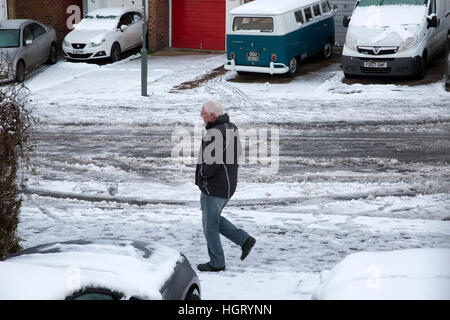 Biggin Hill, Regno Unito. Xiii gen, 2017. I cieli blu sulla neve in collina Biggn valle come TFL post il seguente avviso: percorsi 246 320 464 e R2 ridotto a Biggin Hill aeroporto a causa insicure le condizioni della strada sulla collina di stock/Westerham Hill, Kent © Keith larby/Alamy Live News Foto Stock