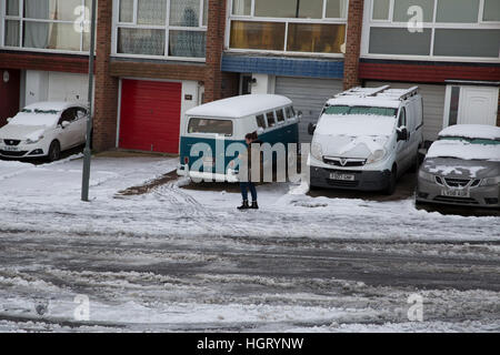 Biggin Hill, Regno Unito. Xiii gen, 2017. I cieli blu sulla neve in collina Biggn valle come TFL post il seguente avviso: percorsi 246 320 464 e R2 ridotto a Biggin Hill aeroporto a causa insicure le condizioni della strada sulla collina di stock/Westerham Hill, Kent © Keith larby/Alamy Live News Foto Stock