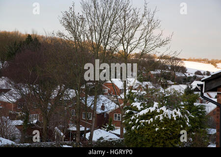 Biggin Hill, Regno Unito. Xiii gen, 2017. I cieli blu sulla neve in collina Biggn valle come TFL post il seguente avviso: percorsi 246 320 464 e R2 ridotto a Biggin Hill aeroporto a causa insicure le condizioni della strada sulla collina di stock/Westerham Hill, Kent © Keith larby/Alamy Live News Foto Stock