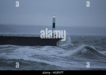 Aberystwyth, Wales, Regno Unito. Xiii gen, 2017. Regno Unito Meteo. Terribilmente freddo condizioni sulla costa gallese come il mare in tempesta pilotato da gale force pastella avvolge la città balneare di Aberystwyth © mike davies/Alamy Live News Foto Stock