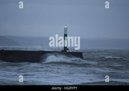 Aberystwyth, Wales, Regno Unito. Xiii gen, 2017. Regno Unito Meteo. Terribilmente freddo condizioni sulla costa gallese come il mare in tempesta pilotato da gale force pastella avvolge la città balneare di Aberystwyth © mike davies/Alamy Live News Foto Stock