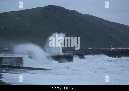 Aberystwyth, Wales, Regno Unito. Xiii gen, 2017. Regno Unito Meteo. Terribilmente freddo condizioni sulla costa gallese come il mare in tempesta pilotato da gale force pastella avvolge la città balneare di Aberystwyth © mike davies/Alamy Live News Foto Stock