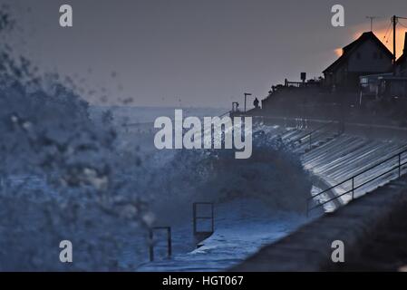 Walcott, Norfolk, Regno Unito. Xiii gen, 2017. Il mare del nord batte il villaggio di Walcott, Norfolk, Regno Unito come dawn freni e maree, venti alti e maltempo invernale si combinano per causare allagamenti avvertenze su Venerdì 13 Janruary 2017. © Simone Finlay/Alamy Live News Foto Stock