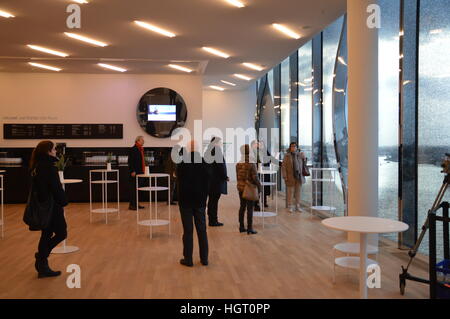 Amburgo, Germania. Xii gen, 2017. La Elbphilharmonie concert hall si apre ad Amburgo © Markku Rainer Peltonen/Alamy Live News Foto Stock