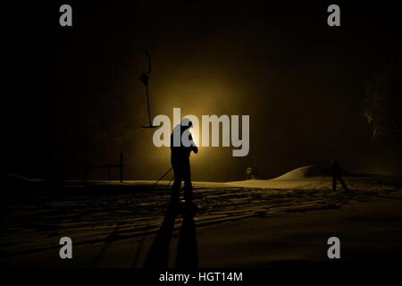 St. Andreasberg, Germania. Xi gen, 2017. Sciare di notte, in Germania, nella catena montuosa di Harz, 11. Gennaio 2017. Foto: Frank può | in tutto il mondo di utilizzo/dpa/Alamy Live News Foto Stock