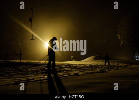 St. Andreasberg, Germania. Xi gen, 2017. Sciare di notte, in Germania, nella catena montuosa di Harz, 11. Gennaio 2017. Foto: Frank può | in tutto il mondo di utilizzo/dpa/Alamy Live News Foto Stock