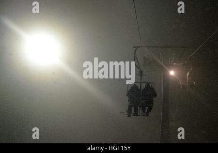 St. Andreasberg, Germania. Xi gen, 2017. Sciare di notte, in Germania, nella catena montuosa di Harz, 11. Gennaio 2017. Foto: Frank può | in tutto il mondo di utilizzo/dpa/Alamy Live News Foto Stock