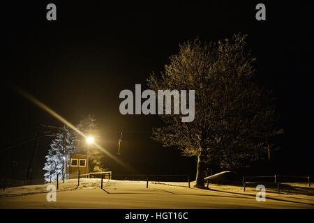 St. Andreasberg, Germania. Xi gen, 2017. Sciare di notte, in Germania, nella catena montuosa di Harz, 11. Gennaio 2017. Foto: Frank può | in tutto il mondo di utilizzo/dpa/Alamy Live News Foto Stock