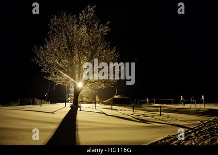 St. Andreasberg, Germania. Xi gen, 2017. Sciare di notte, in Germania, nella catena montuosa di Harz, 11. Gennaio 2017. Foto: Frank può | in tutto il mondo di utilizzo/dpa/Alamy Live News Foto Stock