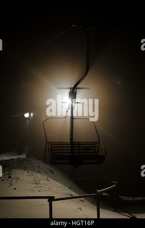 St. Andreasberg, Germania. Xi gen, 2017. Sciare di notte, in Germania, nella catena montuosa di Harz, 11. Gennaio 2017. Foto: Frank può | in tutto il mondo di utilizzo/dpa/Alamy Live News Foto Stock