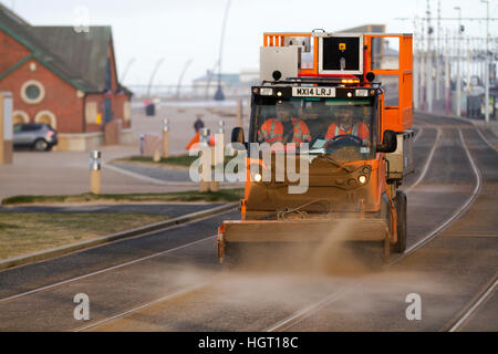 Blackpool, Lancashire, Regno Unito. 13 gen 2017. Regno Unito Meteo. La grande pulizia fino inizia lungo il Blackpool non è così 'Golden Mile' questa mattina. Pile di sabbia soffiato hanno dovuto essere cancellati da linee di tram in modo tale che la rete possa riprendere il normale servizio. Credito: MediaWorld Immagini/Alamy Live News Foto Stock