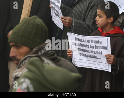 Srinagar Kashmir. Il 13 gennaio, 2017. Un ragazzo del Kashmir tenere premuto play card come la polizia indiana si arresta attivista di Jammu e Kashmir anteriore Lineration ( JKLF)rally dopo la preghiera del venerdì contro gli attacchi contro i musulmani in Kathua da RSS e loro goons che godono della completa immunità e brandire apertamente le loro armi per spaventare i membri della comunità musulmana.sul ricorso della resistenza comune guida persone hanno protestato in grandi numeri fuori Jamia Masjid ed altre parti di vally musulmani in Kathua e ha chiesto un'azione immediata contro i colpevoli. © Sofi Suhail/Alamy Live News Foto Stock