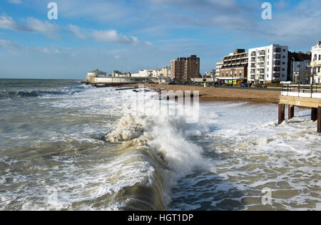 Worthing Sussex, Regno Unito. Xiii gen, 2017. Onde in rotolo lungo Worthing seafront durante un extra di alta marea su una bella ma fredda giornata sulla costa sud come cattive condizioni climatiche causano problemi in tutta la Gran Bretagna © Simon Dack/Alamy Live News Foto Stock