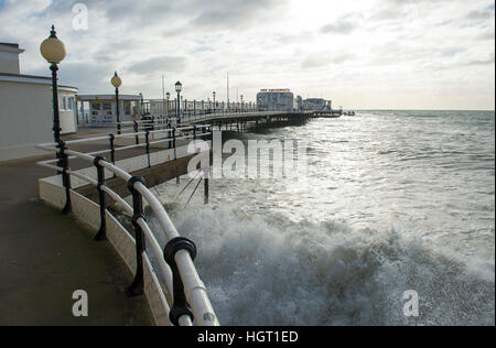 Worthing Sussex, Regno Unito. Xiii gen, 2017. Onde in rotolo lungo Worthing seafront durante un extra di alta marea su una bella ma fredda giornata sulla costa sud come cattive condizioni climatiche causano problemi in tutta la Gran Bretagna © Simon Dack/Alamy Live News Foto Stock