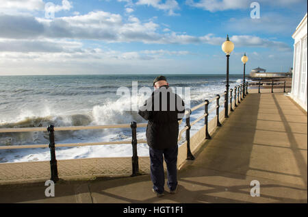 Worthing Sussex, Regno Unito. Xiii gen, 2017. Onde in rotolo lungo Worthing seafront durante un extra di alta marea su una bella ma fredda giornata sulla costa sud come cattive condizioni climatiche causano problemi in tutta la Gran Bretagna © Simon Dack/Alamy Live News Foto Stock